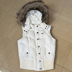 Hollister White Quilted Hooded Puffer Vest with Faux Fur Trim Accent